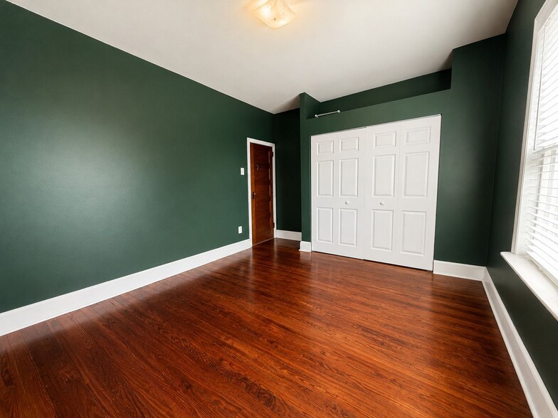 Building Photo - Charming Manayunk Rowhome with Private Yard & Front Porch Near Main Street
