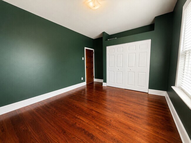 Building Photo - Charming Manayunk Rowhome with Private Yard & Front Porch Near Main Street