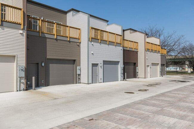 Building Photo - Fully Furnished Townhome Blocks Away From Downtown