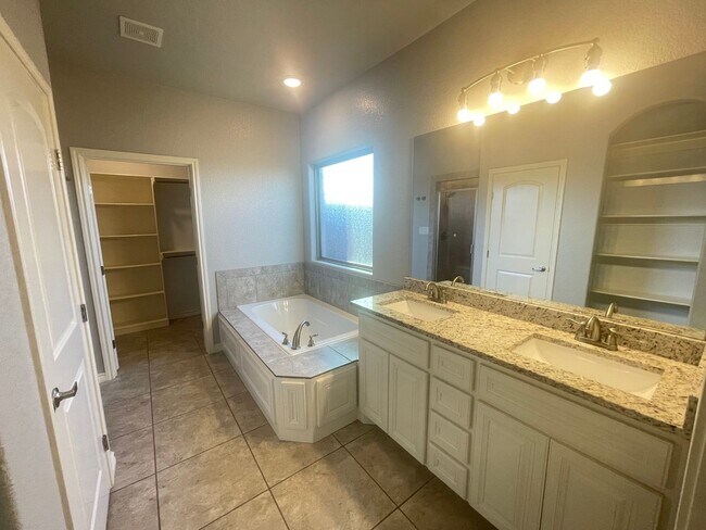 Building Photo - Beautiful Family Home – Perfect for Gatherings!