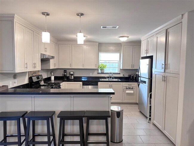 Building Photo - 2114 Hewitt Dr