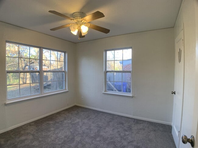 Building Photo - 409 W Himes St