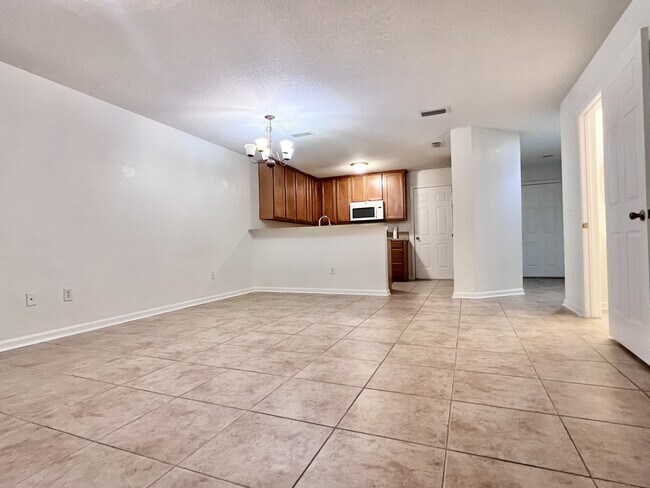 Building Photo - 302 Cherry Way