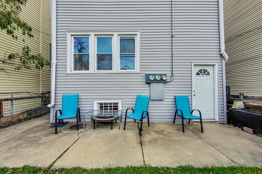 Building Photo - 2733 N Ridgeway Ave