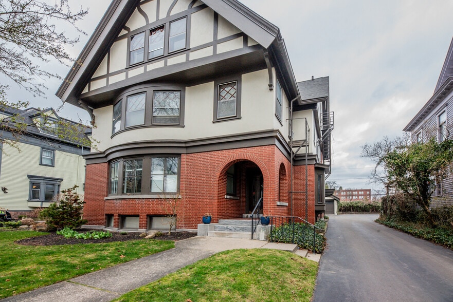 Building Photo - 19 Strathallan Park