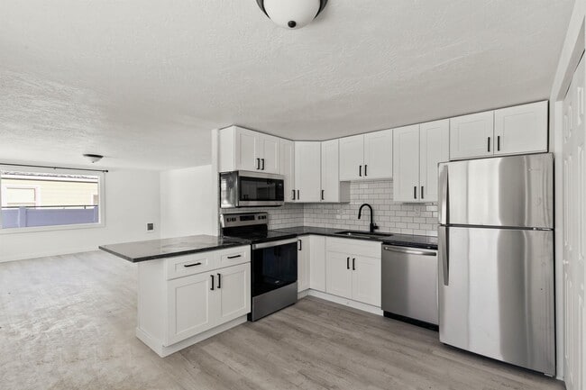 Building Photo - 1027 S Beeman St