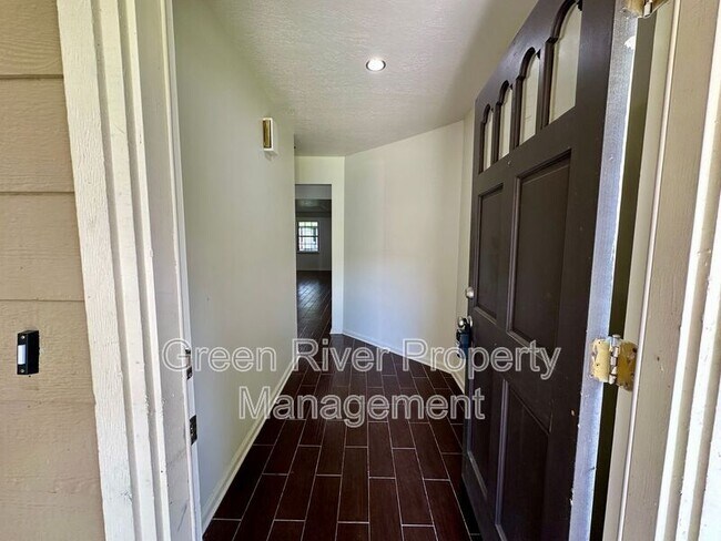 Building Photo - 3288 Deerfield Pointe Dr