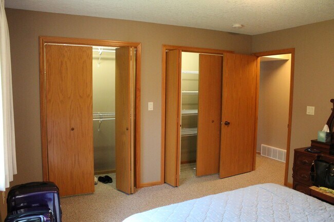 Building Photo - AVAILABLE JULY 2026!!! Incredible 3 bedroom, 2-1/2 bath duplex style condominium on Iowa City Eas...