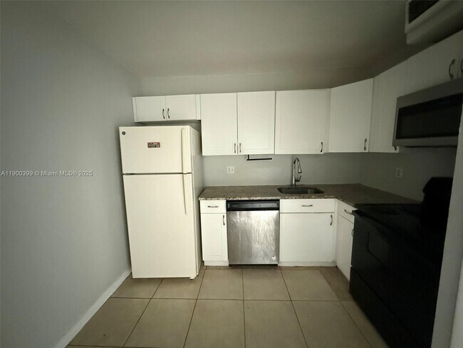 Building Photo - 4174 Inverrary Dr