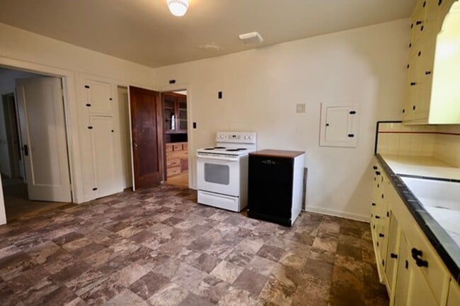 Building Photo - Available Now – Downtown Winters Bungalow