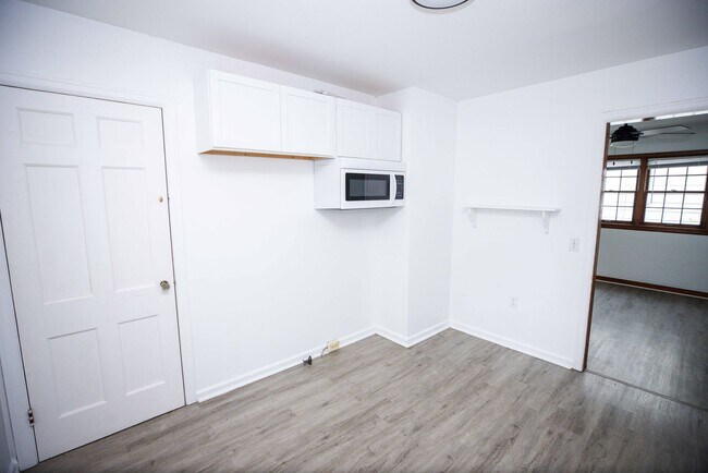 Building Photo - Beautiful three bedroom home with fenced i...