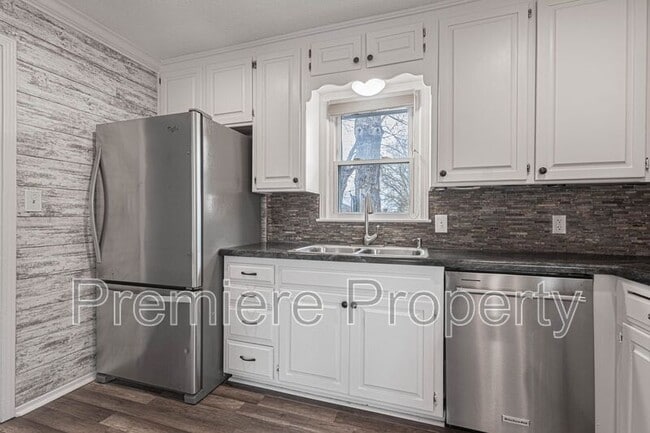 Building Photo - 1331 SW Horizon Dr