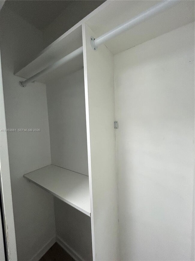 Building Photo - 880 SE 4th Pl