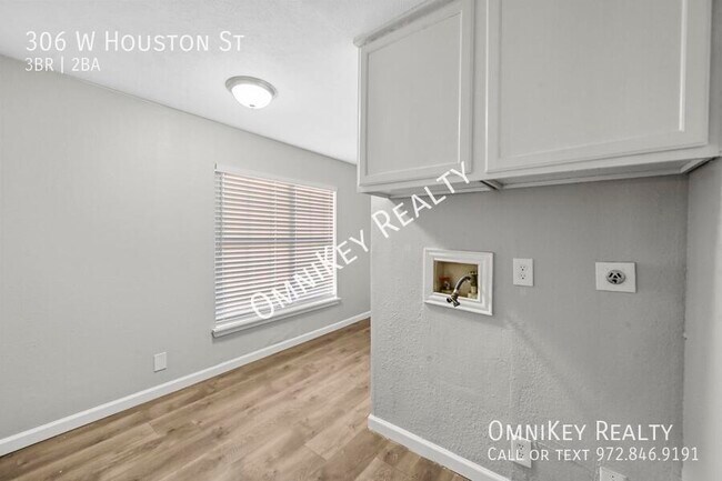 Building Photo - 306 W Houston St