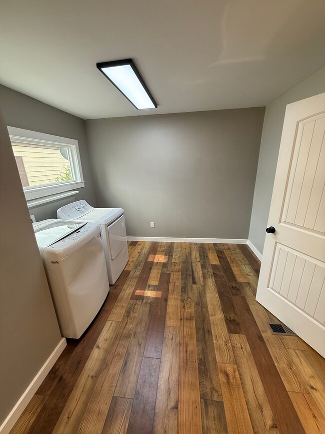 Building Photo - Updated 2 Bedroom, 1 Bath Home – Quiet Inside, Even Next to the Freeway