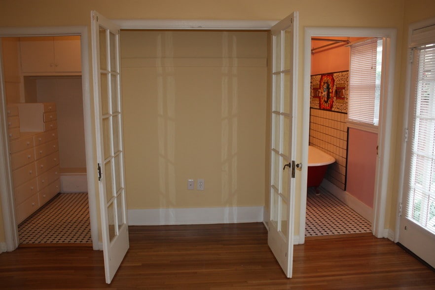 Murphy Closet - 2322 E 2nd St