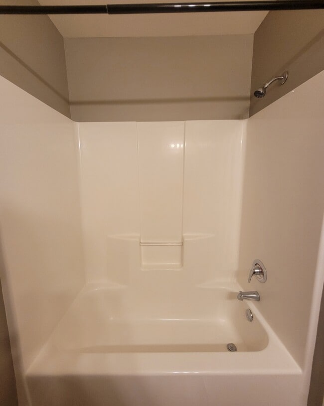 Building Photo - 8 Townhouse Cv