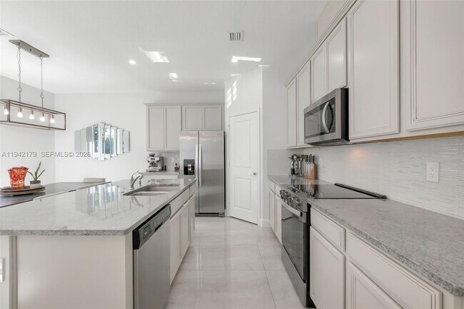 Building Photo - 1827 Lake Cove Dr