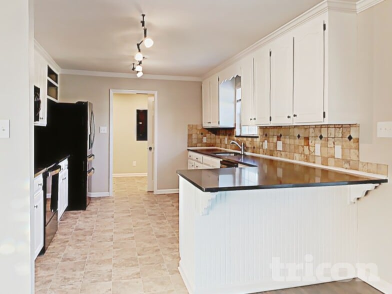 Building Photo - 137 Deercroft Dr