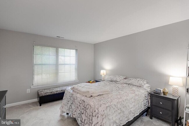 Building Photo - 23A W Bluebell Ln