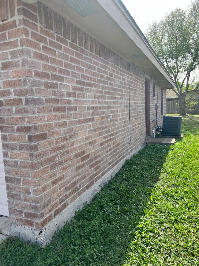 Side of house - 1614 Bush St