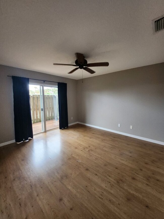 Building Photo - 3 BEDROOM 2 BATH HOME ACROSS FROM BEACH !!!