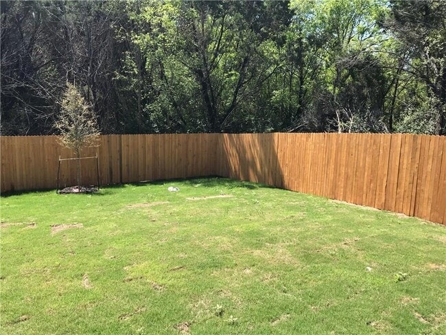Building Photo - 2205 Bettylou Ln