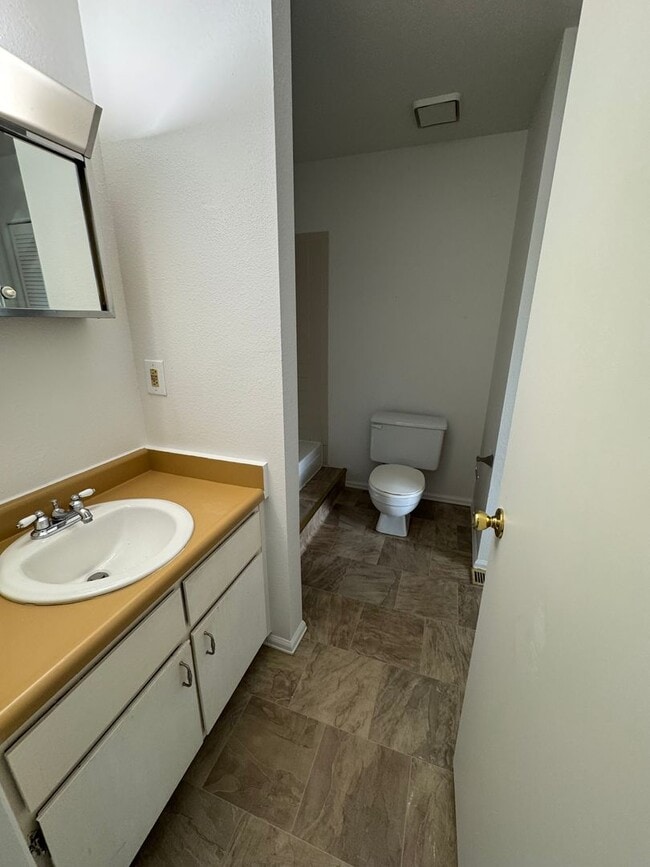 Building Photo - 2 Bedroom 1 1/2 Bath Townhome
