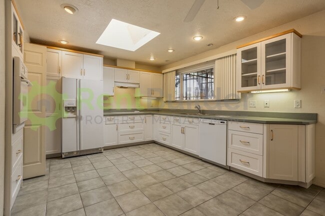 Building Photo - Call (505) 808-6467 to schedule a showing!