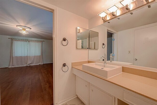 Building Photo - 642 S Ripple Creek Dr