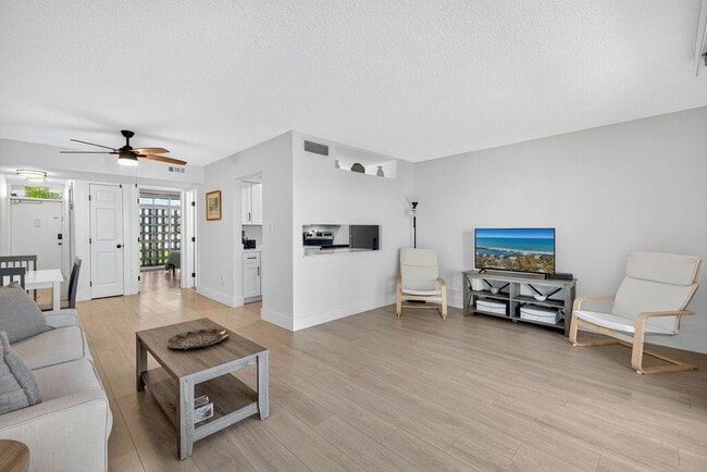 Building Photo - Your Waterfront Escape Awaits in Cape Coral