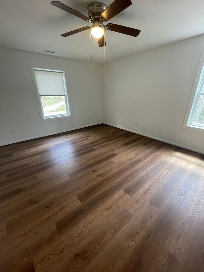 Building Photo - 350 Pinewood Circle