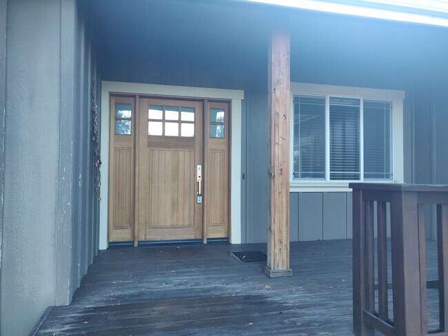 Building Photo - Stunning 4x2 with all bedrooms on the main...