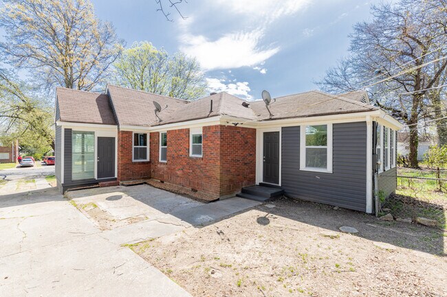 Building Photo - 1055 University St