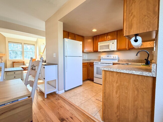 Building Photo - Open and Bright Corner Unit