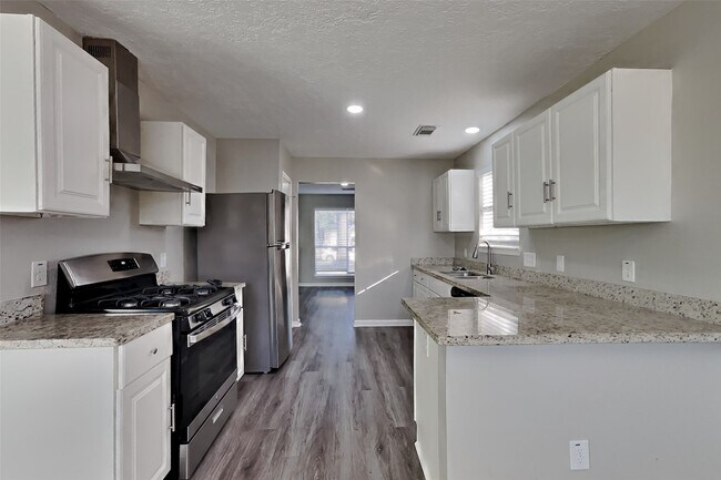 Building Photo - 2217 Clemson Dr