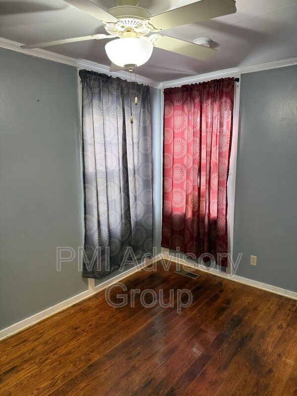 Building Photo - 829 SW Cambridge Ave