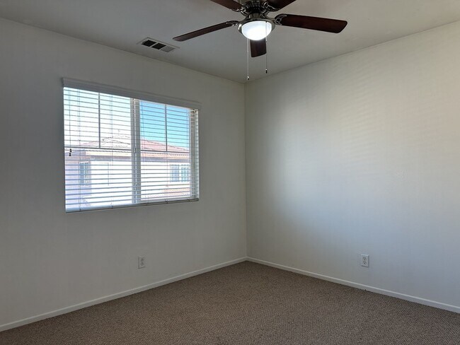 Building Photo - "Charming 3-Bedroom Riverside Retreat with 2.5 Baths – 1598 Sq Ft of Comfort on Winterberry Drive!"