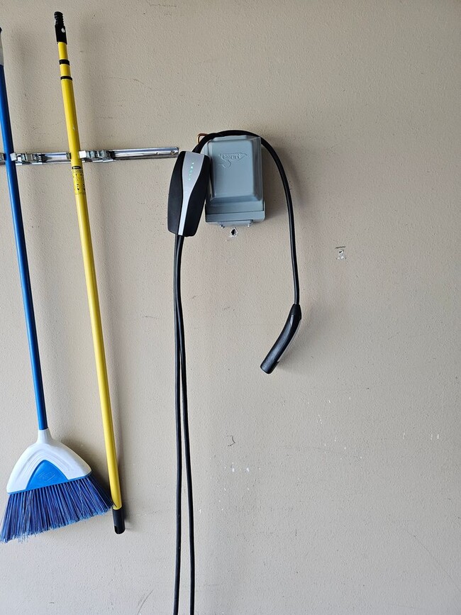 Building Photo - Townhouse located near Canyon Rim Parkway and tons of shopping