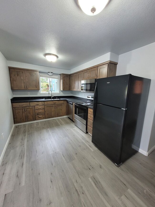 Building Photo - Newly Renovated Pet Friendly 2 Bed Duplex ...