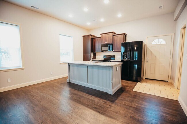 Building Photo - Stunning single family home near MSU campu...