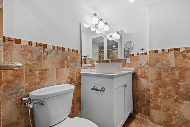 Building Photo - 3301 N Country Club Dr