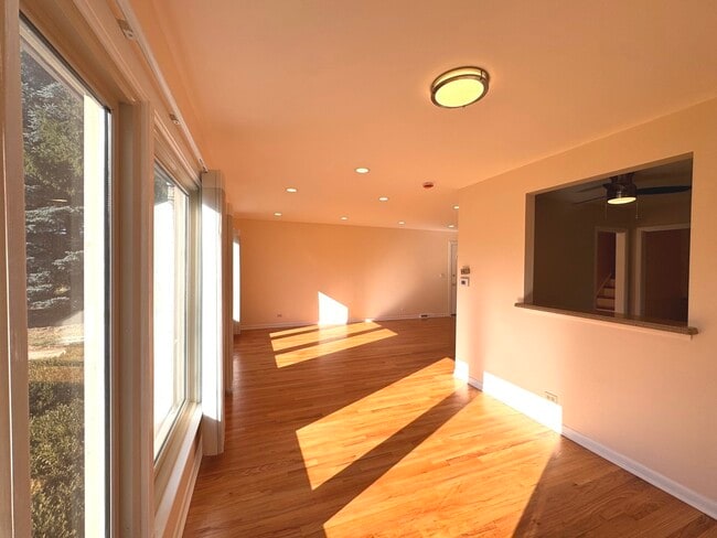 Building Photo - 1042 W Central Rd