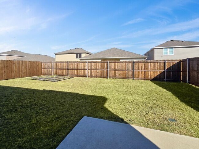 Building Photo - 3BR House • 2-Car Garage • In-Unit Washer/Dryer in Crowley