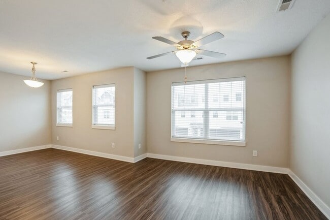 Building Photo - TERRIFIC LOCATION!!  2 Bedroom, 2 Bathroom Townhome in Ankeny