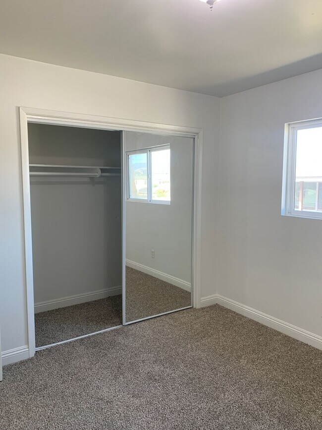 Building Photo - For Lease 2+1 Upstairs Duplex Ventura, CA