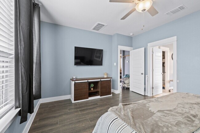 Building Photo - 525 Compania Cove