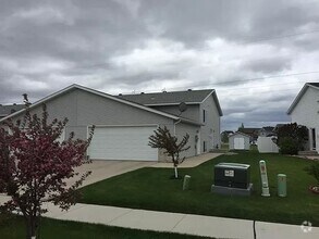 Building Photo - 3 BEDROOM OSGOOD TWIN HOME  -  PETS WELCOME