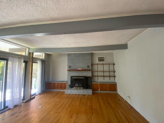 Building Photo - 218 Hillside Dr