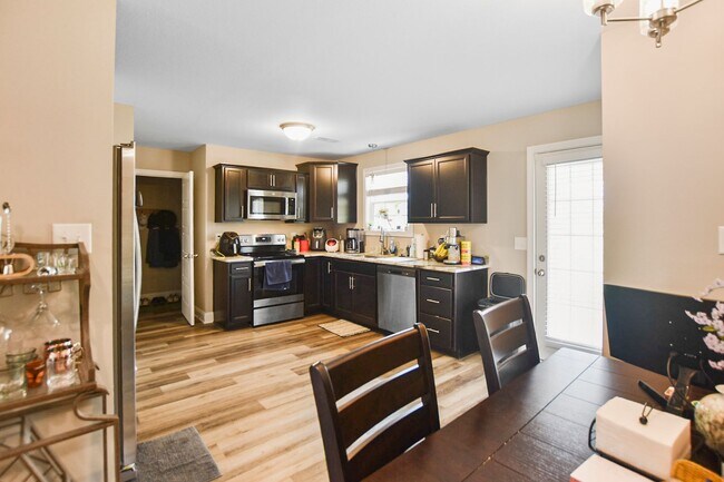 Building Photo - Pet Friendly Three Bedroom!